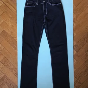 Eytys Cypress Wool Brallor - Ett par sköna byxor från märket eytys i storlek 28. Har ett litet hål på högra ben men inget som märks. Kan mötas upp i Stockholm annars står köparen för frakt