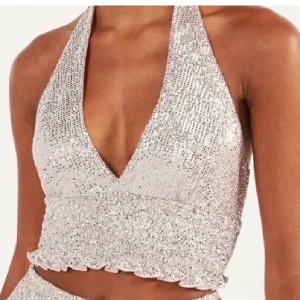 Glittrig topp - Så himla fin topp i glitter, köpt här på Plick men var tyvärr för liten för mig. Står storlek S men passar nog bättre på någon mindre än så. Bilderna är lånade av personen jag köpte av 💕💕