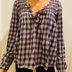 Odd Molly blus  - Lila rutig blus från Odd Molly, i gott skick nästintill oanvänd. Size: 2 (motsvarar small) 