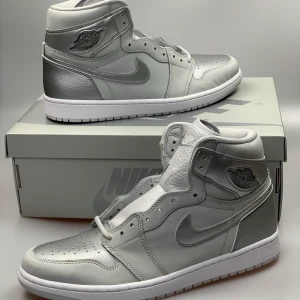 Air Jordan High 1 CO-JP (2020) - Air Jordan 1 high CO-JP                                                                     Oanvönda skor bara upptagna för fotografering. Storlek 44 riktigt fina jordans som var släppta i Japan 2001 och i år i hela världen.                                                                             Skickar spårbart via postnord, har ni några frågor hör gärna aver