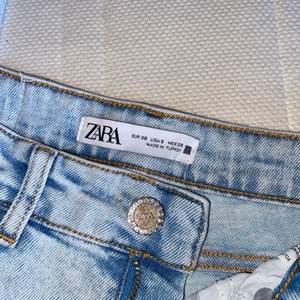 Ljusblå jeans från Zara i storleken 38. Använda endast 1 gång, nypris 359kr
