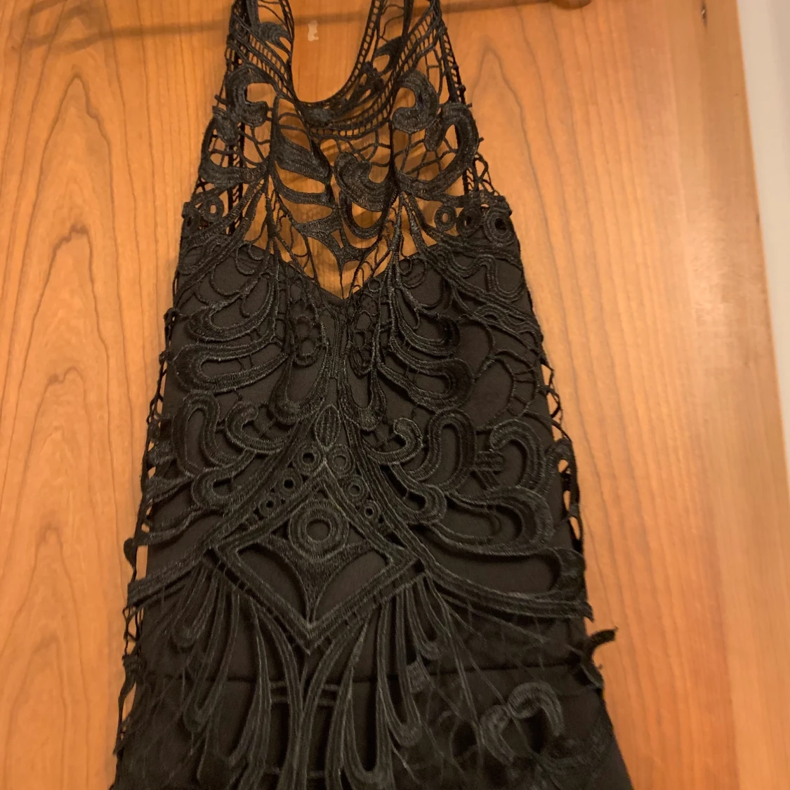 Tight svart klänning med bar rygg - 91