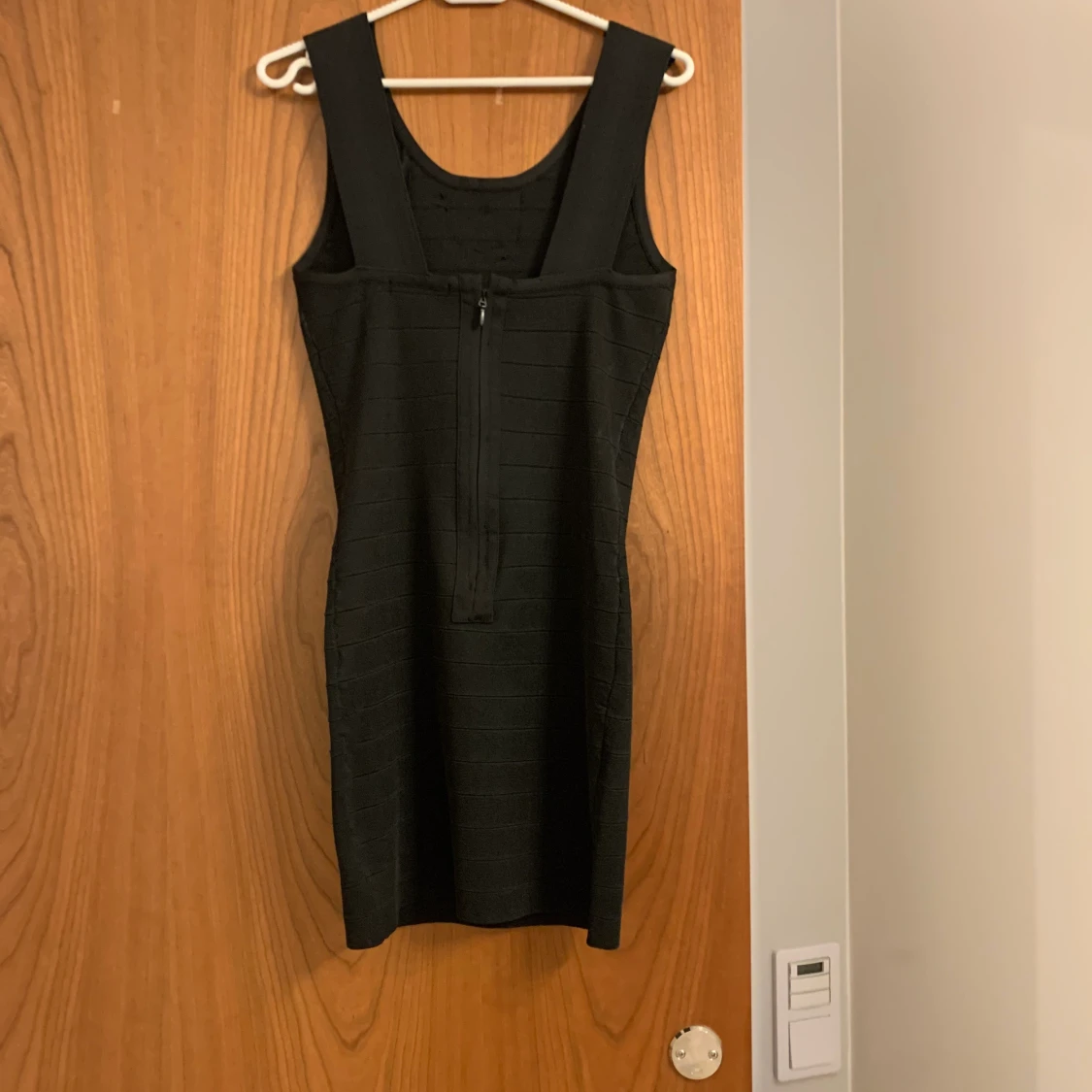 Svart tight kort coctailklänning - 90