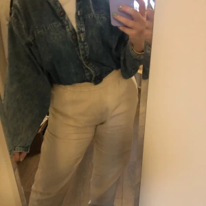 Jeansjacka  - Jeansjacka köpt på secondhand. Använt den både som jacka och som ”tröja”. 