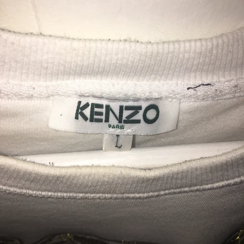 Vit kenzo tröja med guldig tryck. Storlek L men passar som M/S, Helt fläckfri, inga skador på tröjan. Tröjor & Koftor.
