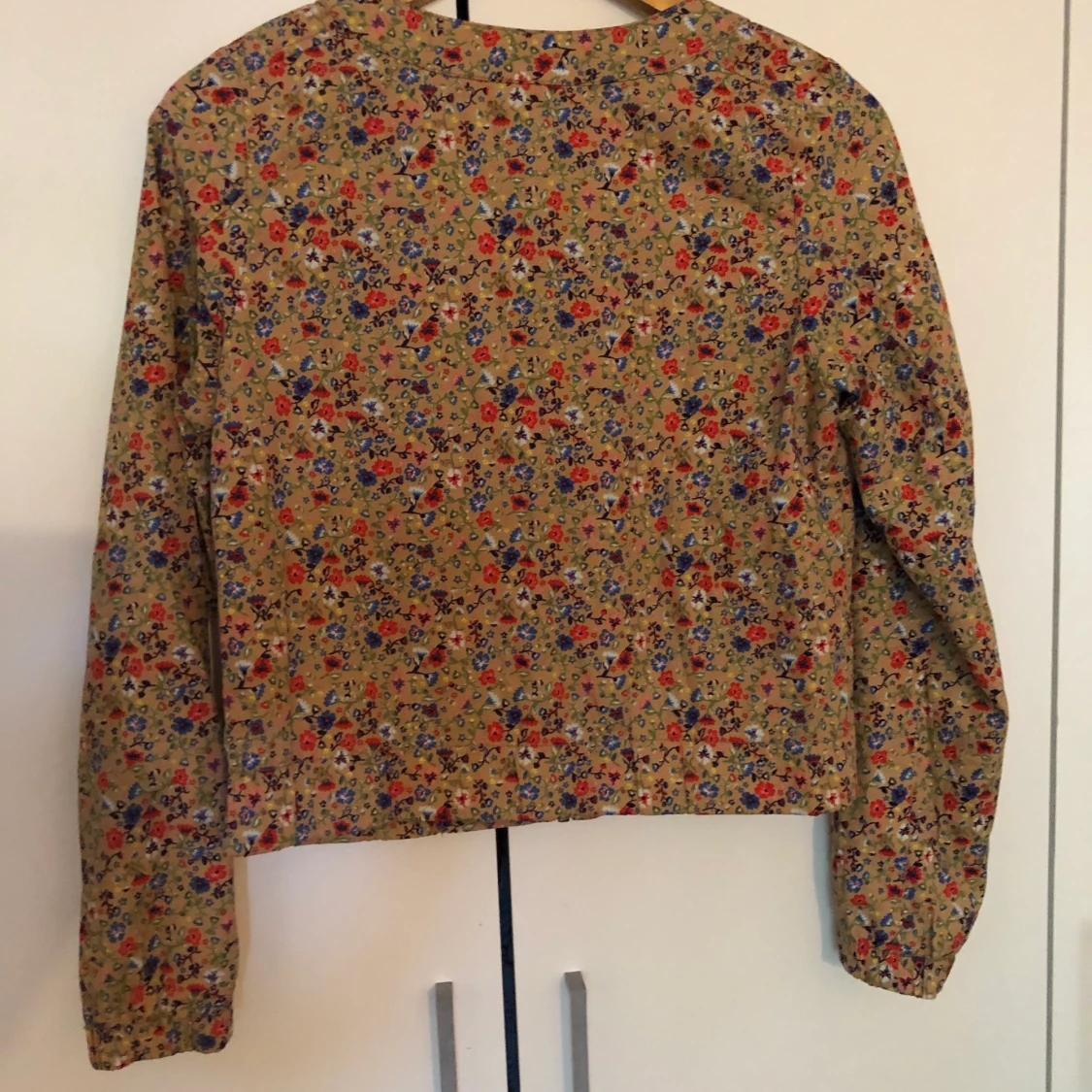 tunn jacka • h&m • 38 • blommor - 90