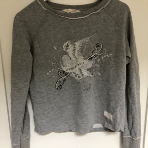 Odd Molly tröja - Tunn tjocktröja från odd molly, trycket är lite blekt men annars jättefint skick. Storlek 0 vilket motsvarar xs