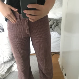 Manchesterbyxor  - Mörkrosa manchesterbyxor från Cubus. Storlek S. Säljer pga för lite användning. Ser ljusare ut på den andra bilden än vad dom är i verkligheten. 