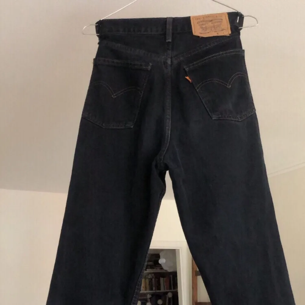 Jättecoola Levis-jeans i svart färg. Köpt på second hand. W29 L30. Frakt tillkommer💛. Jeans & Byxor.
