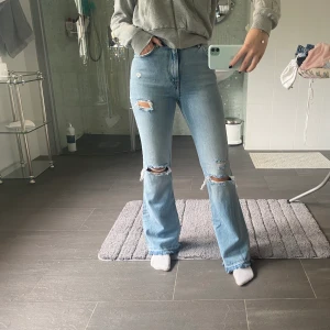 Super snygga jeans - Säljer mina älskade jeans från Bershka, använda ett fåtal gånger. De är i strl 34 men skulle säga att de passar en 34/36. Super sköna, mjuka🥰jag är 170cm!