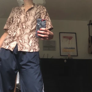 Mönstrad skjorta - Skjorta med djurmönster från Gina! Använd fåtalet gånger, men i bra skick! Frakt ingår inte i priset.