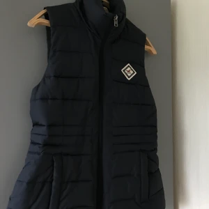 Hollister väst - Helt oanvänd figursydd hollisterväst. Så mysig inuti.
