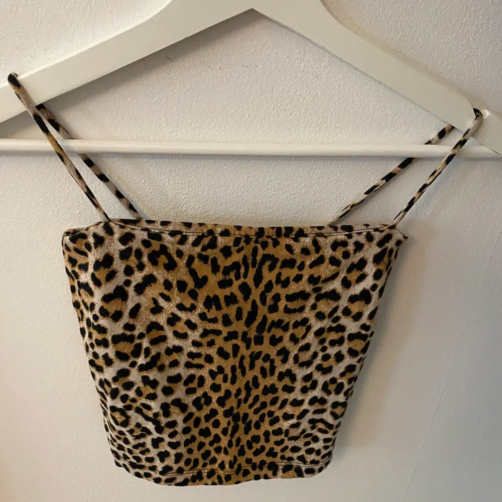 Kort croppat linne med leopardmönster,  I storlek XS. Använd fåtal gånger så i bra skick🧡 köparen står för frakten. . Toppar.