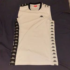 Kappa Träningslinne - Vitt Träningslinne från Kappa med svart och vitt mönster. Köptes från Zalando 225kr. Säljer för 80kr