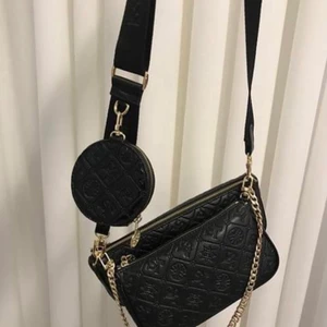 Oanvänd skinnväska, helt ny - Jättefin skinnväska, helt ny! Går att separera i 3 delar. NYPRIS 4399:- (KVITTO FINNS)