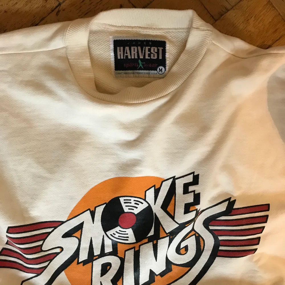 Den här sweatshirten är skjutball jag och retro! Den är i storlek M och i toppenskick. Kommer från märket Harvest och ger ut 80-tala vibbar. Perfekt för hösten och vintern.(byxorna är också till salu!). Tröjor & Koftor.