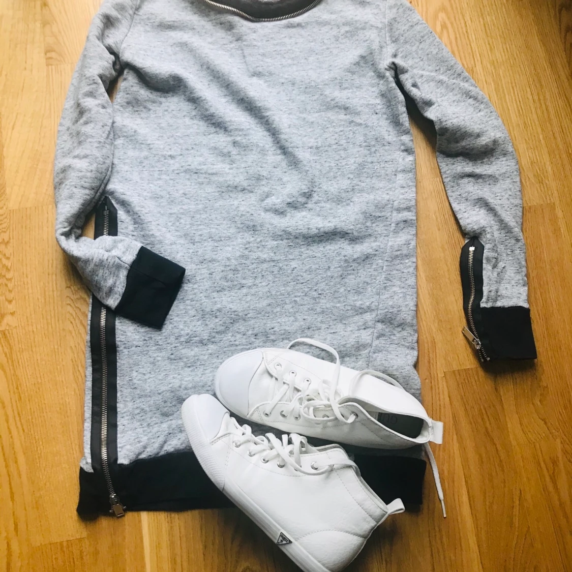 Tunika/klänning/tröja från Zara och skor från Guess 