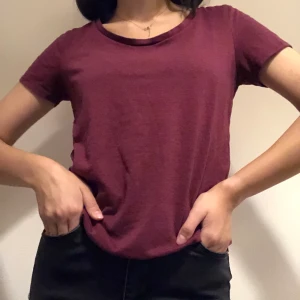 Basic tshirt - Vinröd basic T-shirt. Har bara använt ett par gånger. Om du beställer fler kläder från mig behöver du inte betala frakt separat för alla produkter❗️❗️