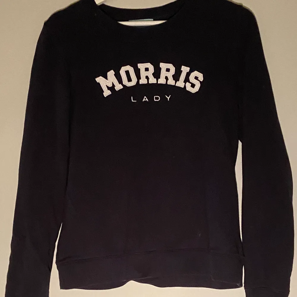 en mörkblå Morris sweatshirt i skönt material. köpt från cenino donna för 599kr. köparen står för frakten och skriv för fler bilder vid intresse.. Hoodies.