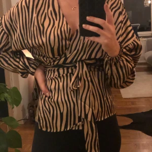 Silkesblus i zebra-mönster - Silkesblus i zebra-mönster från Rut & Circle. Strl XS. Användes 1 gång. (Jobbar i klädbutik, med det sagt köper man på sig en hel del som inte hinner bli använt)