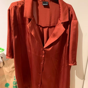 Rostfärgad satinblus  - Rostfärgad satinblus provad men inte anväbd