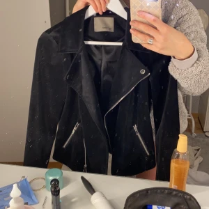 Jacka  - Från vero Moda i stolek M, passar både S och XS, köpt på Shpock:) 