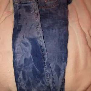Fläckicka jeans från Gina Tricot i storlek xs!