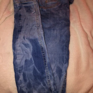 Fläckiga jeans från Gina Tricot  - Fläckicka jeans från Gina Tricot i storlek xs!