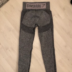 gymshark tights - säljer dessa gymshark tights för dom är försmå, höga i midjan och bekväma. passar bra i längden på mig som är 161. endast testade. orginal pris 600 kr.