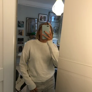 Stickad tröja med text - Stickad tröja från hm med text på ryggen