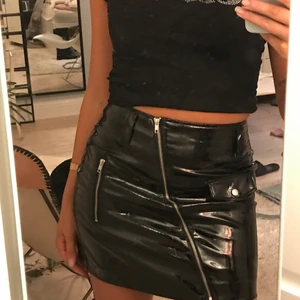 Lackad kjol - Från HM, endast använd ett fåtal gånger. 