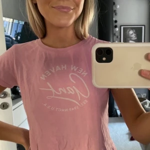 Rosa t-shirt gant - Ljusrosa gant t-shirt med vitt tryck