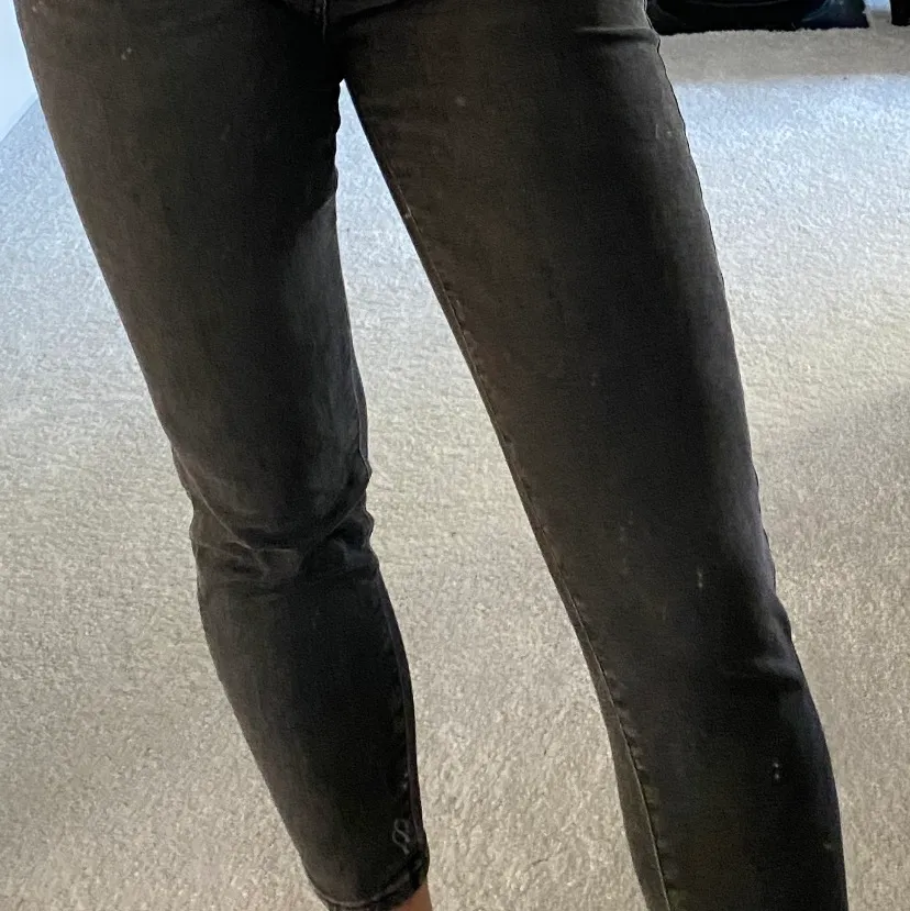 Grå svarta stretchiga byxor från never denim, nästan aldrig använda💖 (ganska stora i storleken), annars helt felfria💖. Jeans & Byxor.
