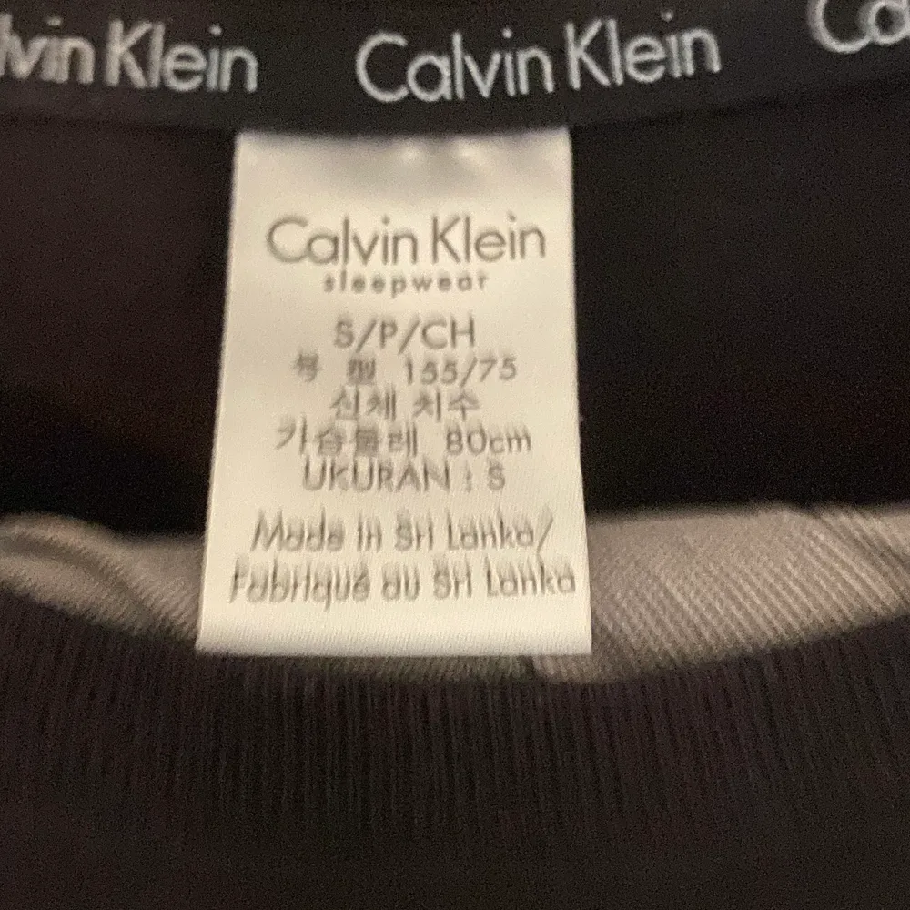 Säljer denna jätte sköna, luftiga, svarta, tunna långärmaden från Calvin Klein! Storlek  S (förlåt för dålig andra bild) Säljer för 300-400kr. Skjortor.