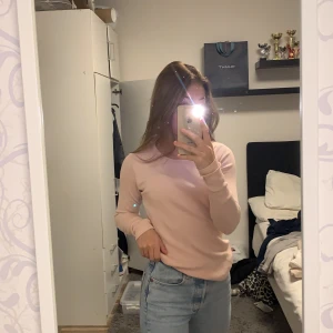 Tröja - Säljer denna superfina långärmade tröja från cubus som har mönster på ryggen! Passar S och XS!💗💗