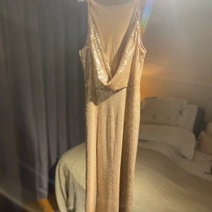 Klänning från lulus strl.S - Säljer min balklänning, använd 1 gång. Jag tycker att den är aning kort på mig och vill därför sälja den (jag är 178,5cm). Sååå fin, passar som balklänning alldeles utmärkt eller om du vill vara lite extra fin. Kan lova att ingen kommer ha samma klänning som dig då! Köpte den för 1 500kr, säljer för 350 och om du inte kan mötas upp står du för frakten:)