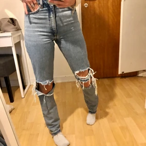 Monki jeans med egengjorda hål - Jeans från monki med hål som jag gjort själv. Hålen är rätt slitna men något jag tycker är snyggt. Säljer för 100kr + frakt. 