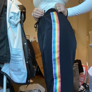 byxor med regnbågsrevärer  - älskar dessa byxor, säljer endast då jag har dubbletter så dessa är knappt använda. såå bekväma och inte för långa för mig på 154cm. riktigt snygga dessutom. samfraktar vid köp av flera saker. strl xs