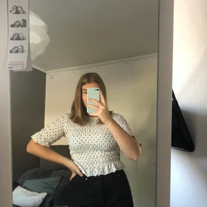 Topp 🖤 - Jättesöt prickig topp från gina tricot som tyvärr inte kommer till användning längre 🖤  Den är i storlek M men i ett väldigt stretchigt material som anpassar sig efter kroppen så kan passa både mindre eller större också 🖤🖤 Köpare står för frakt!