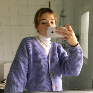 Lila Kofta från Zara - Trendig lila kofta från Zara i storlek S✨💜 Endast använd ett fåtal gånger! Frakt tillkommer, skriv om ni har några funderingar eller vill ha fler bilder!💜