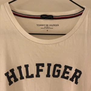 Hilfiger tröja - T-shirt från Tommy Hilfiger i storlek S 🤍