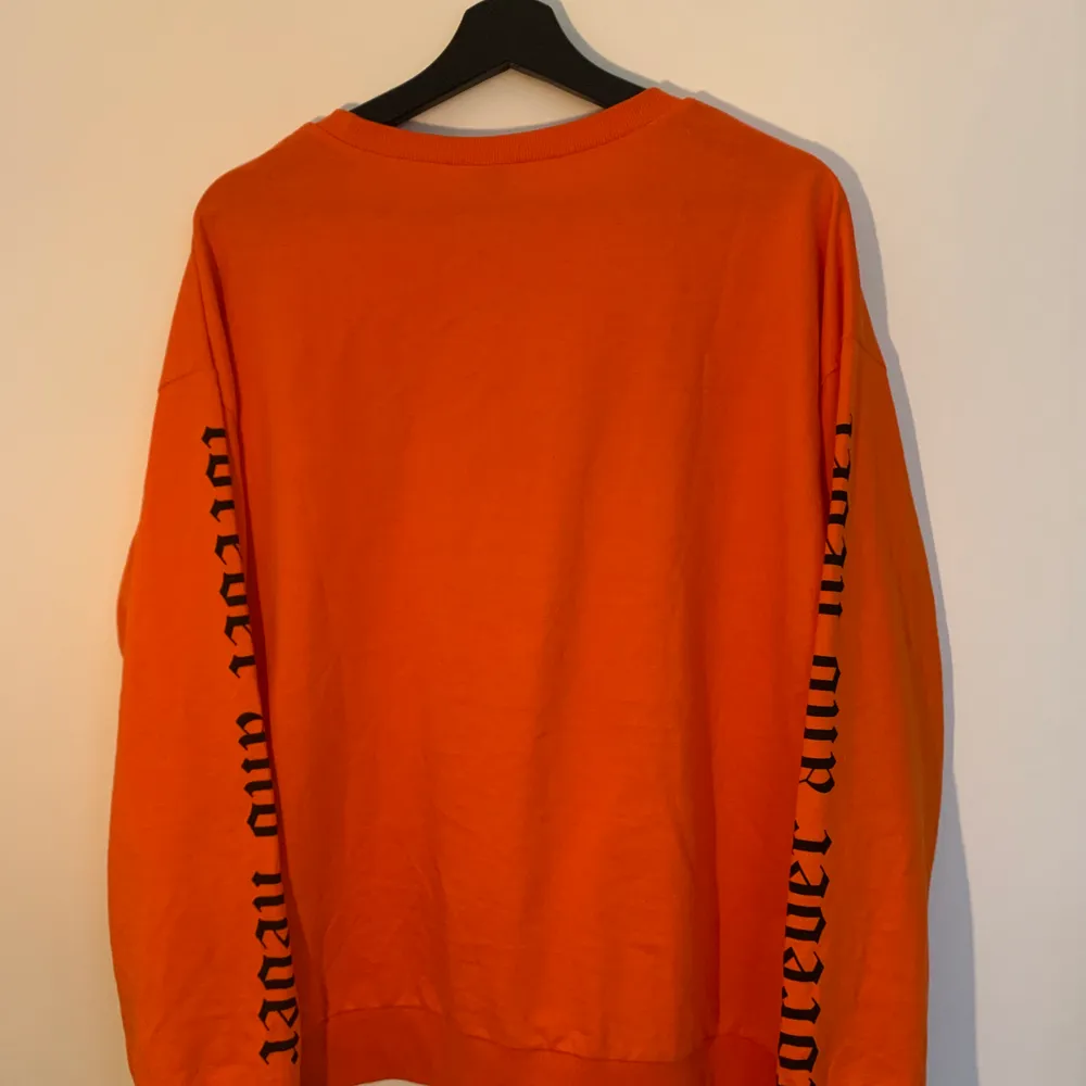 Orange tunn och skön tröja men svart print. Tröjor & Koftor.
