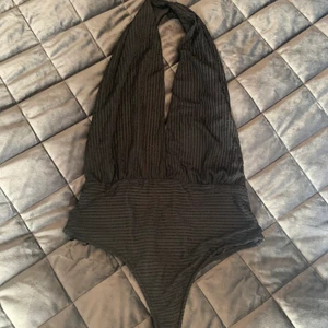 Body från bik bok - Jättesnygg glittrig festbody från bik bok! Den är helt öppen i ryggen. Använd endast en gång så den är i jättebra skick. Kan skicka mer bilder om så önskas <3