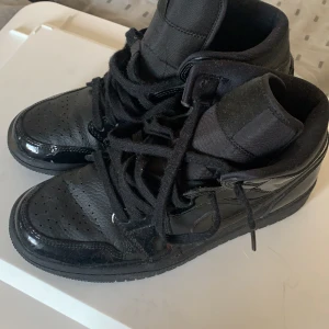 Nike Jordan one Mid - Lägger upp igen pga oseriös köpare!!! Säljes då dom inte kommer till användning! Köptes av en tjej här på plick! Grymt fint skick! Passar 38 såväl som 39! Kan även passa en med storlek 40! Högsta bud får skorna! Köpare betalar ev frakt om inget annat kommer överens
