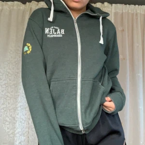 Snygg/mysig mörkgrön kofta - Säljer denna stora, mysiga oversized kofta då den inte har blivit i så stor användning. Nypris: 450kr. Använd endast en gång och är dessutom nytvättad🥰 