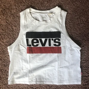 Levi’s tank top - Levi’s tank top i storlek S. Passar på tjej som är ca 165 cm lång.