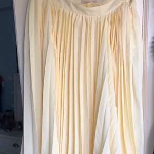 Fin gul plisserad kjol från hm. Knappt använd 