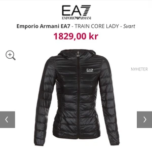 Armani EA7, train core lady - Hej! Säljer min jacka som jag tyvärr inte använder. Har bara använt den en gång och sedan har den stått i garderoben. Den är i riktigt bra skick, äkta och i stl S. Skulle jätte järna vilja sälja den för 500 men pris kan diskuteras😊