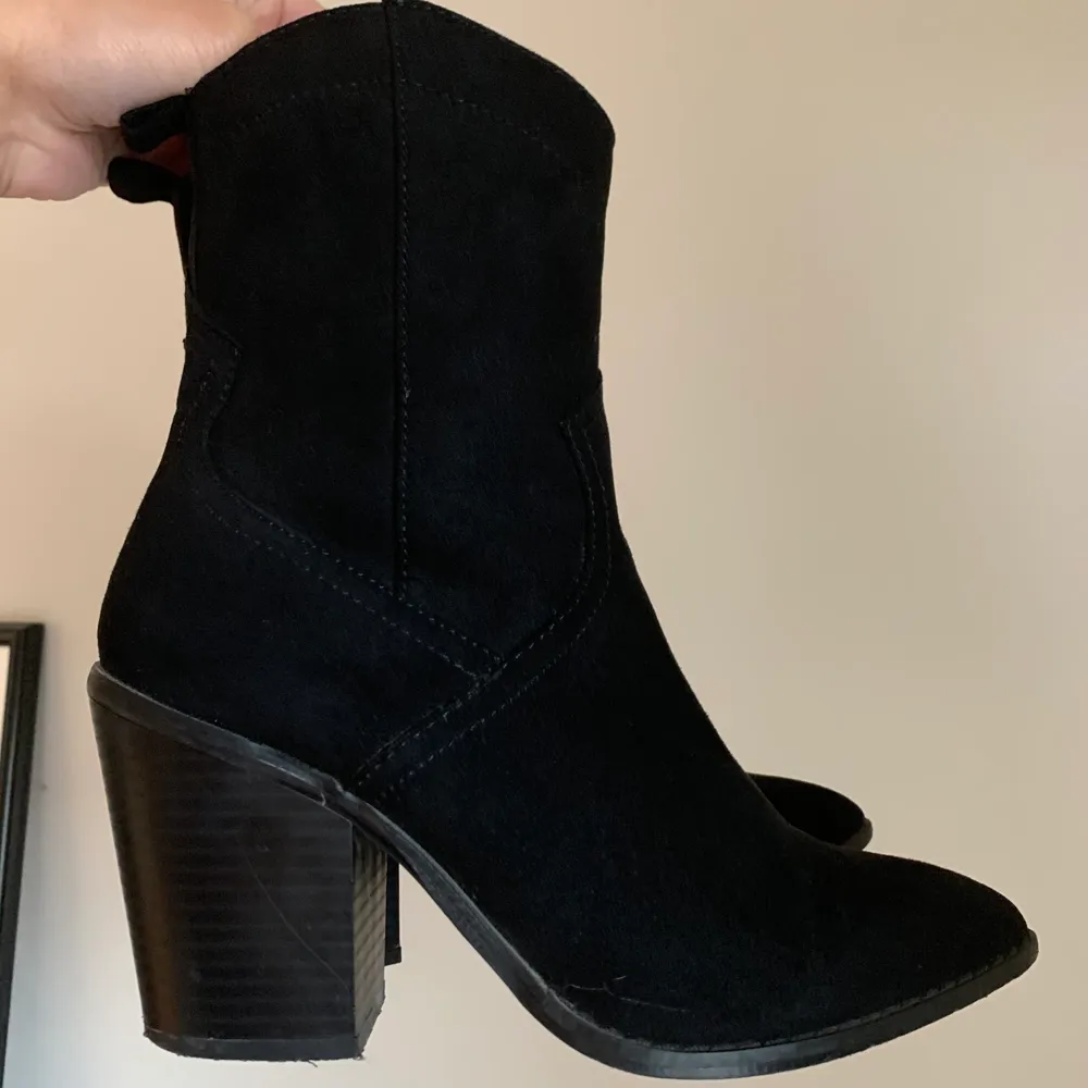 Snygga svarta imitations mocka boots, i väldigt bra skick! (Köparen står för frakten). Skor.
