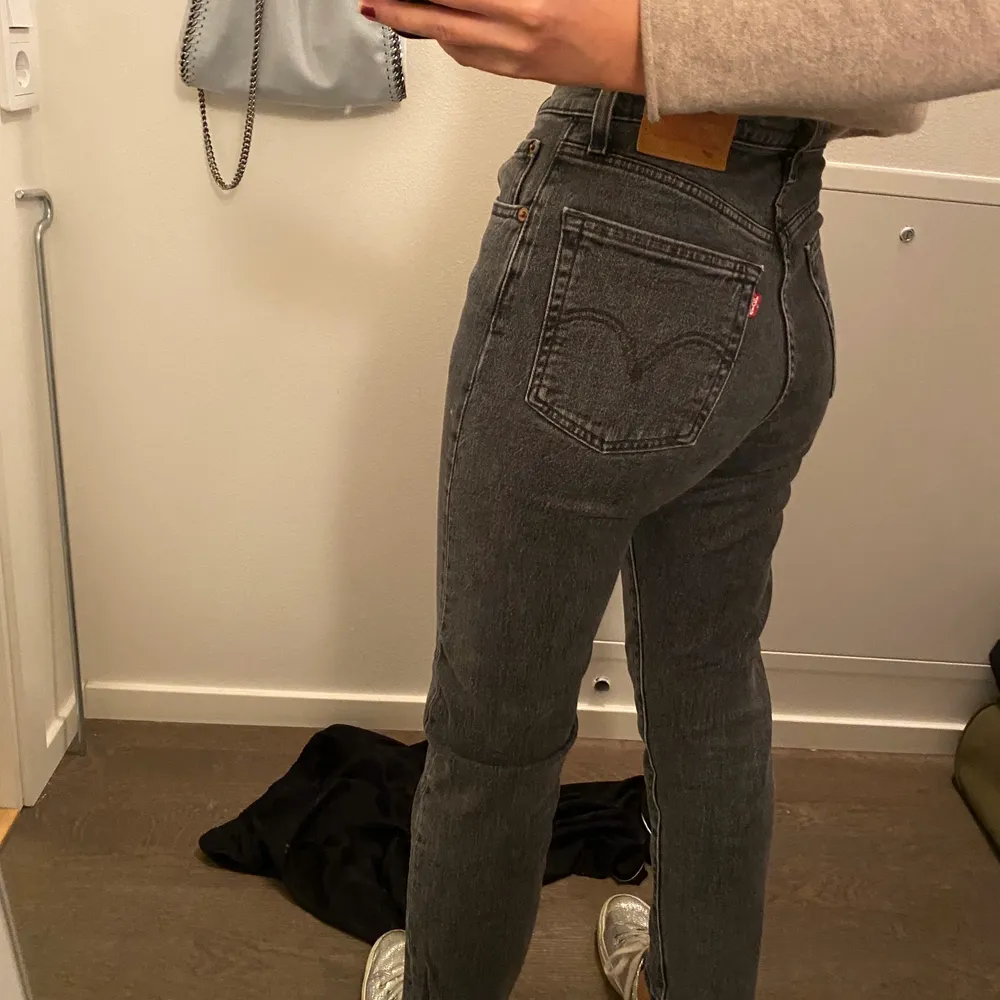 Supersnygga gråa Jeans från Levi’s i modellen 501. Sitter väldigt bra. Köpta för ca 1 år sedan men knappt använda. Storlek W25 L26. Köpta för ca 1000kr. BUDA!. Jeans & Byxor.